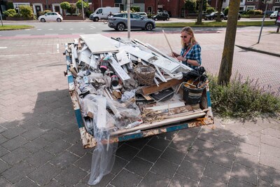 Dan toch maar weer een barbecue, want samen afval opruimen mag niet uit het wijkbudget