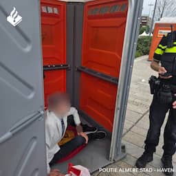 Politie bevrijdt man die nacht in dixi sliep: 'Verkozen tot zijn tiny house'