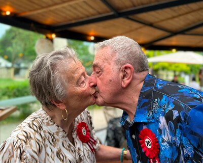 Na zeventig jaar zegt Annie (92) opnieuw ‘ja’ tegen Jan (95): Johan trouwt zijn ouders voor de tweede keer