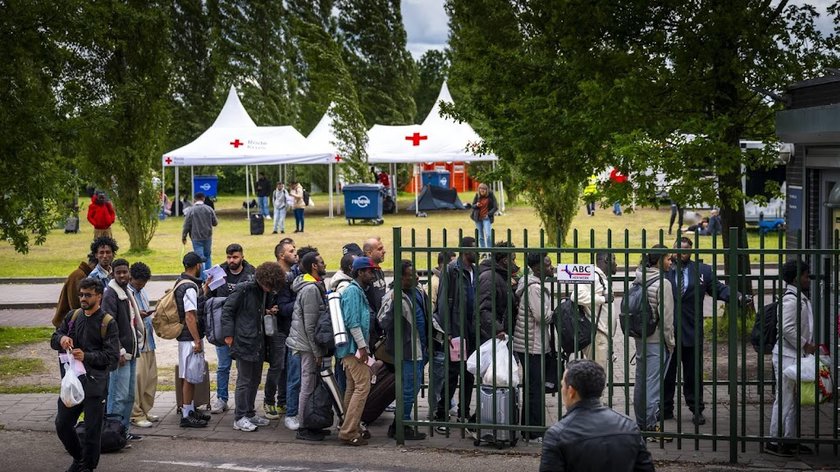 Politie grijpt in bij opstootje buiten aanmeldcentrum Ter Apel
