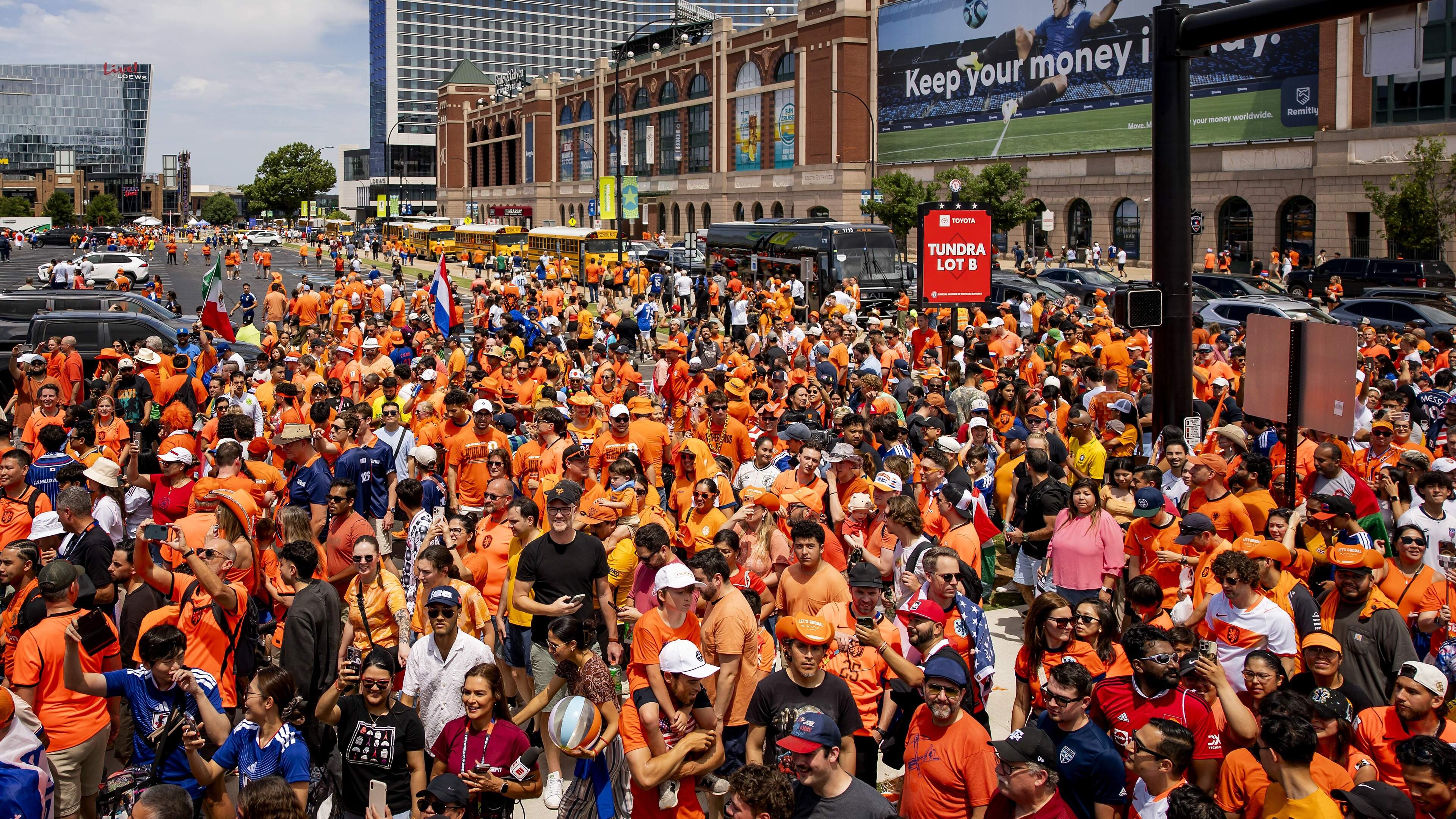 Ruim 15.000 Oranjefans in optocht naar Dallas Stadium