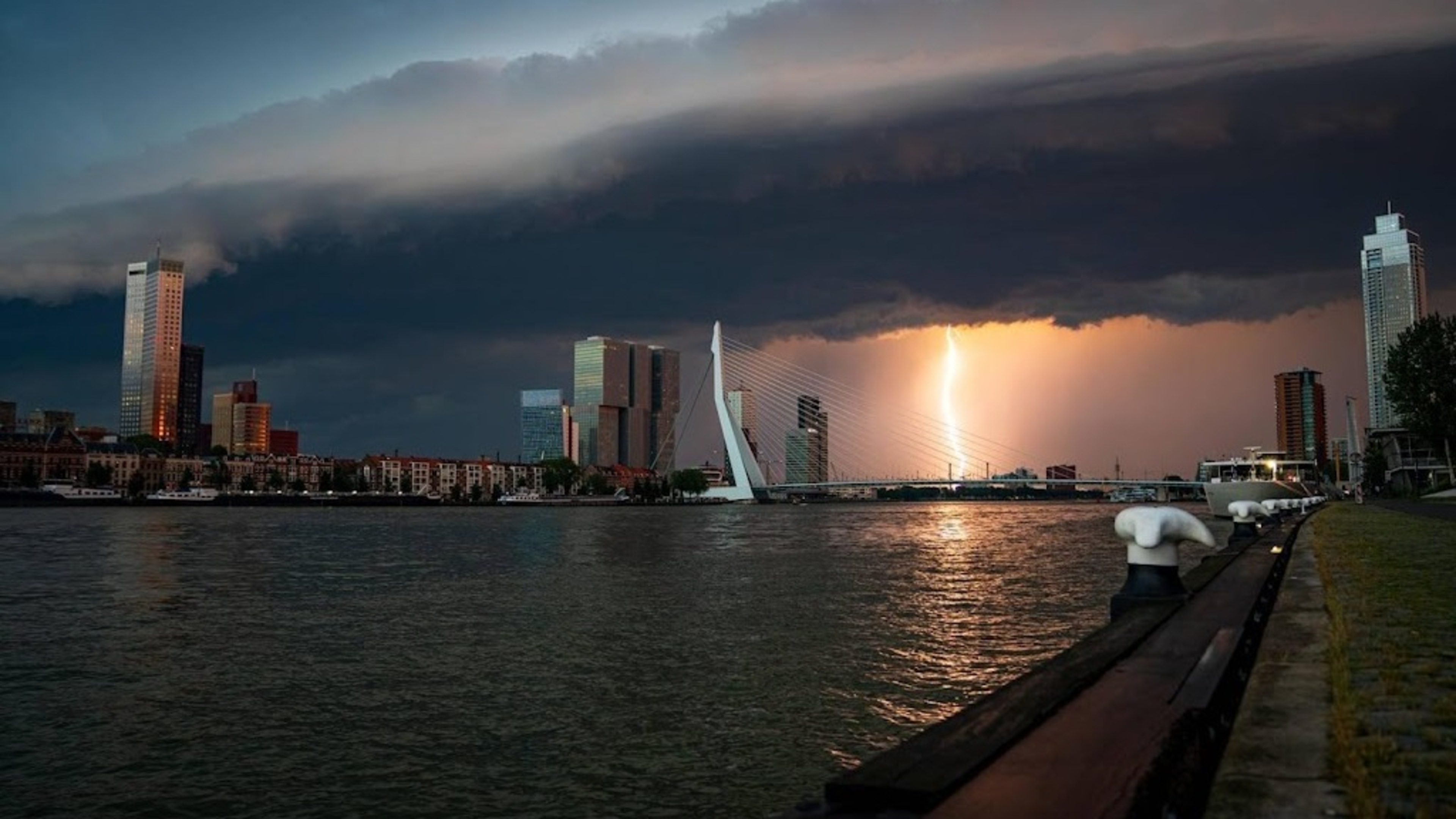 Onweersbuien trekken over het land, code oranje ook in Utrecht