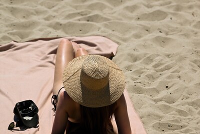 Vrouw doezelt weg op strand, als ze wakker wordt, ligt een masturberende man naast haar
