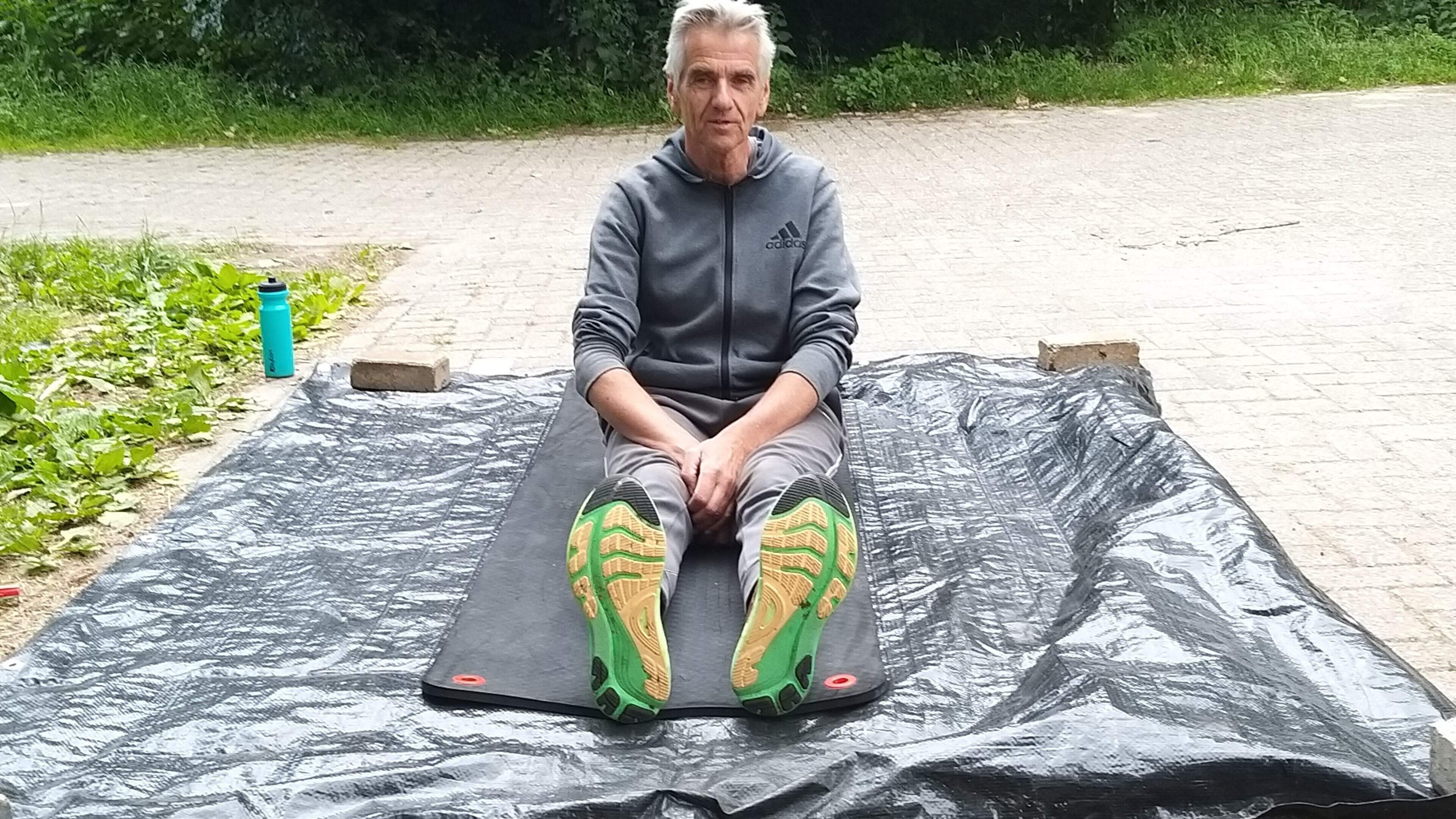 Sieger(62) zweert bij zijn oefeningen in het Wijkeroogpark. ’Ben begonnen in de sportschool, maar vind dit gewoon fijner’