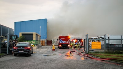 Recyclebedrijf aan Mortelstraat in Lelystad in brand, veel brandweer ter plaatse