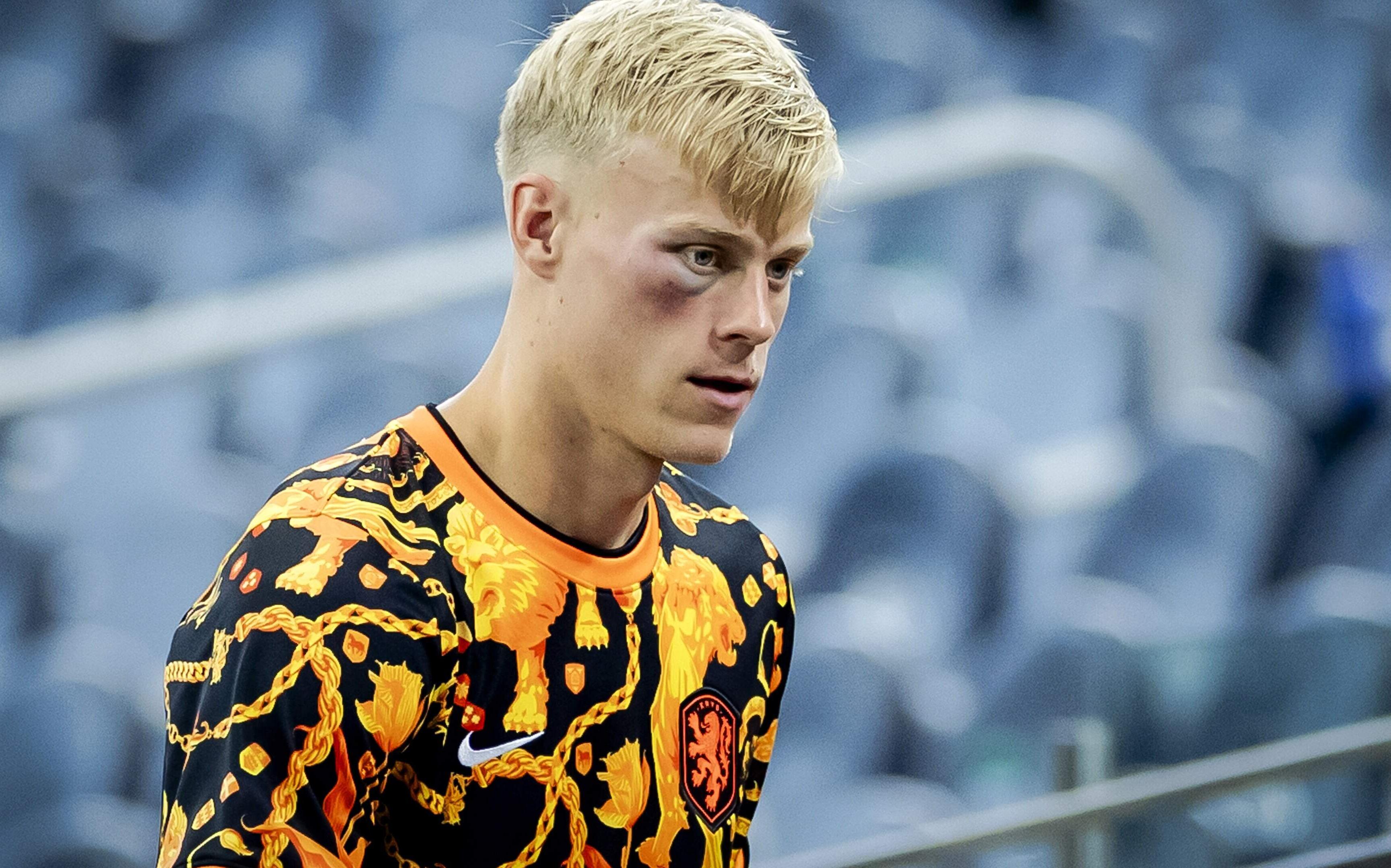 Jan Paul van Hecke stapt met blauw oog van het veld na debuut op WK: ’Tijdens de wedstrijd voel je het niet door de adrenaline’