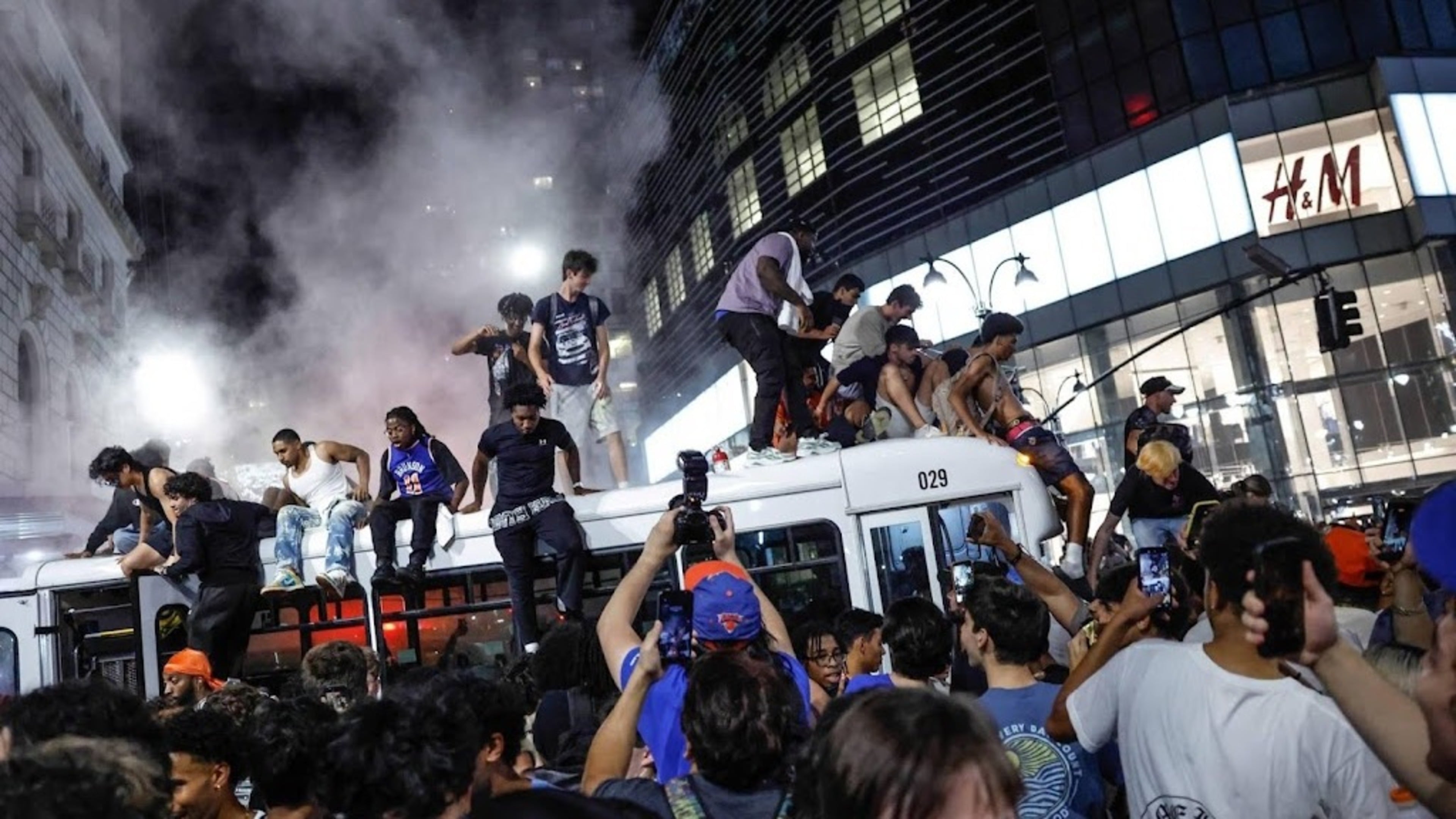 Chaotische viering in New York na kampioenschap Knicks