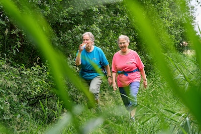 Almelose zussen lopen een leven lang met hun overleden vader en met elkaar: 'Wat ik heb met Dini, heb ik met niemand'