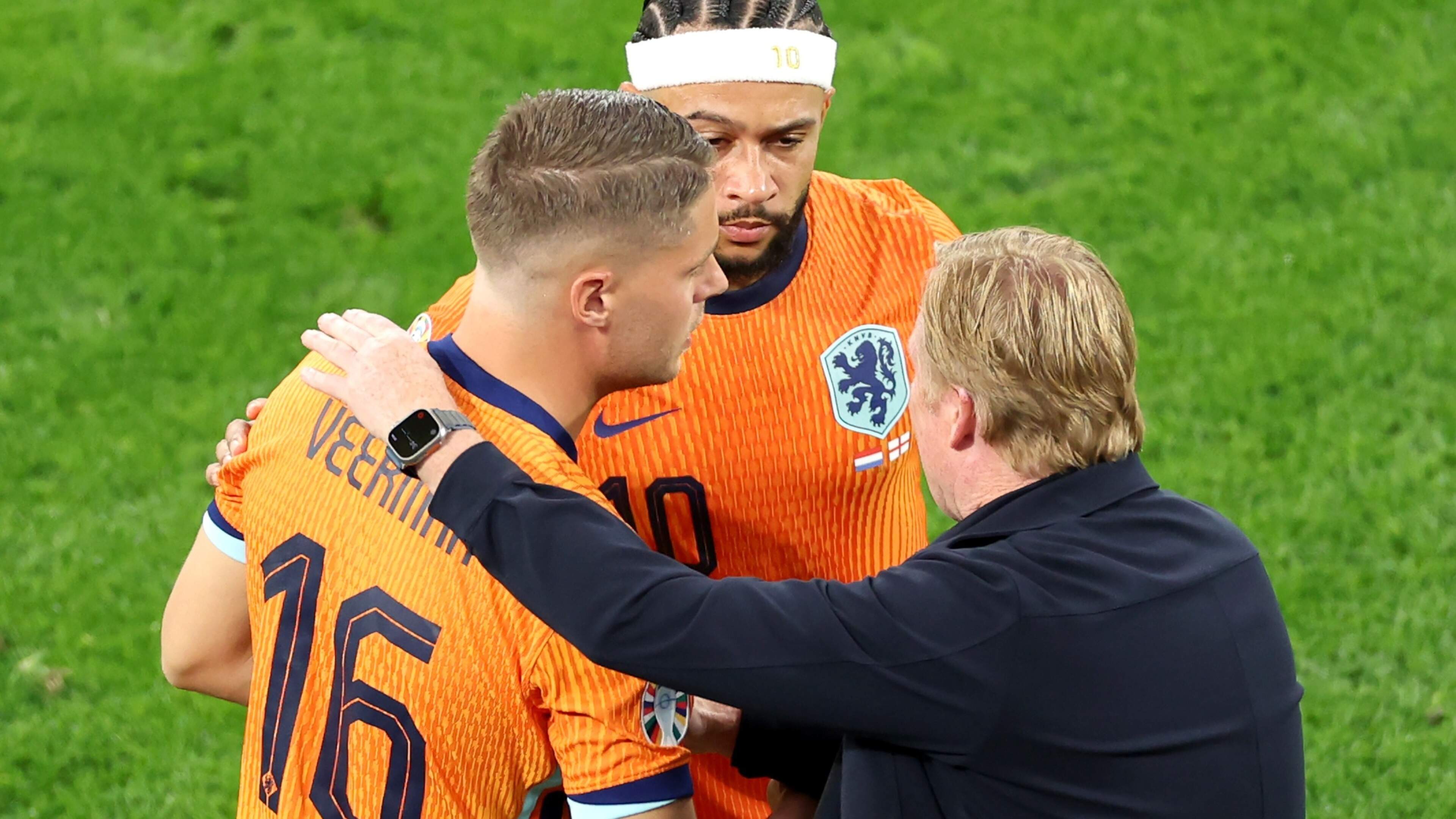 Koeman reageert laconiek op veelbesproken G-star-advertentie met thuisblijver Joey Veerman: ’Dat is mooi voor hem’