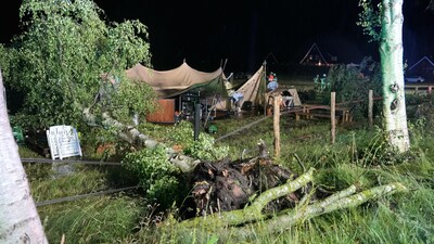 Meerdere gewonden nadat bomen op feesttent vallen tijdens bruiloft in Hollandscheveld