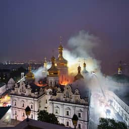 Doden bij aanvallen op Rusland en Oekraïne, kathedraal in Kyiv staat in brand