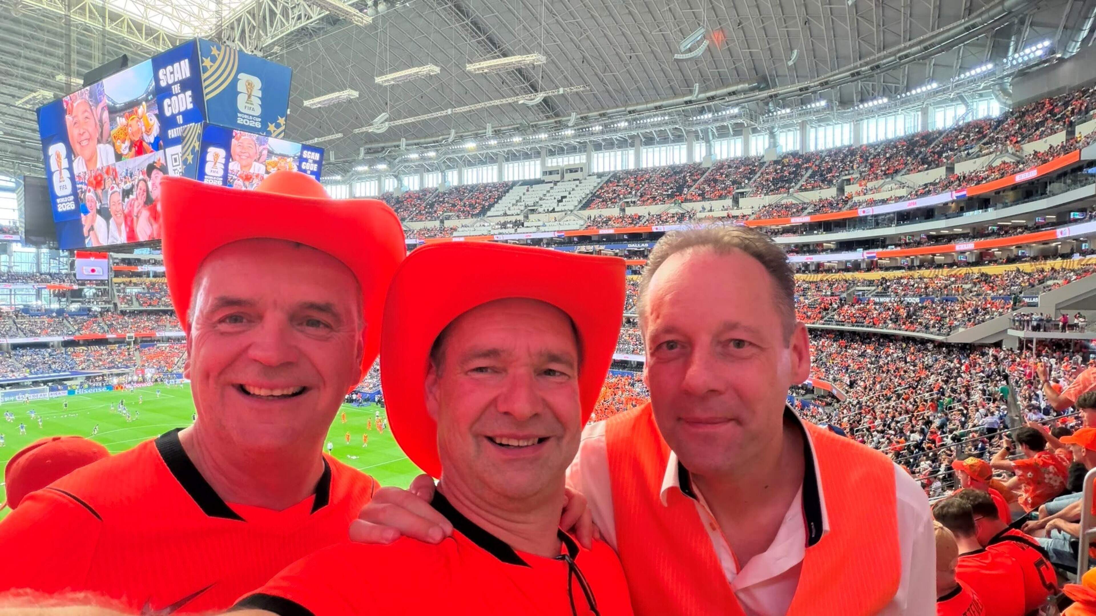 De controles vallen mee en ja, het bier is duur, maar deze Limburgers hebben de tijd van hun leven op het WK in Amerika: ‘Ik wel even alle foto’s van Trump gewist’
