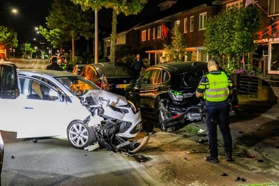Ravage na zware aanrijding in Hengelo: omgeving bezaaid met onderdelen en brokstukken