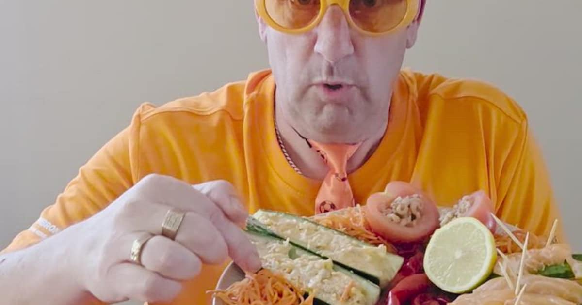 KIJK | TikTok-hit Tom Brons viel ‘een kilootje of honderd af’ en presenteert nu gezonde WK-snack: ‘Japanners hebben peper nodig’