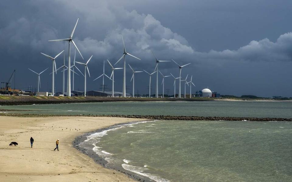 Veel bewolking en plaatselijk een bui, in de avond zomerse temperaturen verwacht