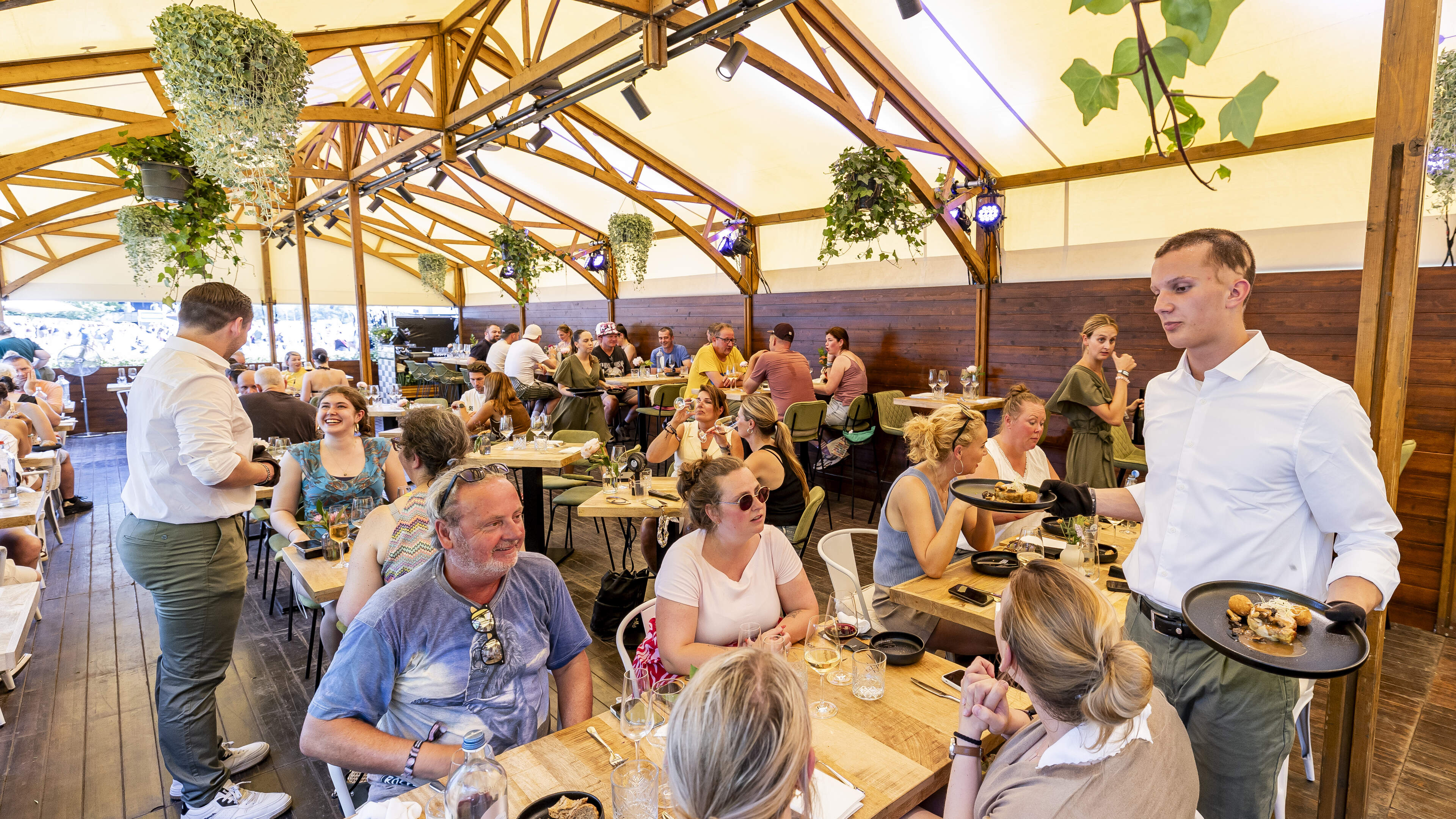 Op Pinkpop eet je nu ook in een echt restaurant, met Limburgse wijn: fine dining met culinaire knipoog naar het festival