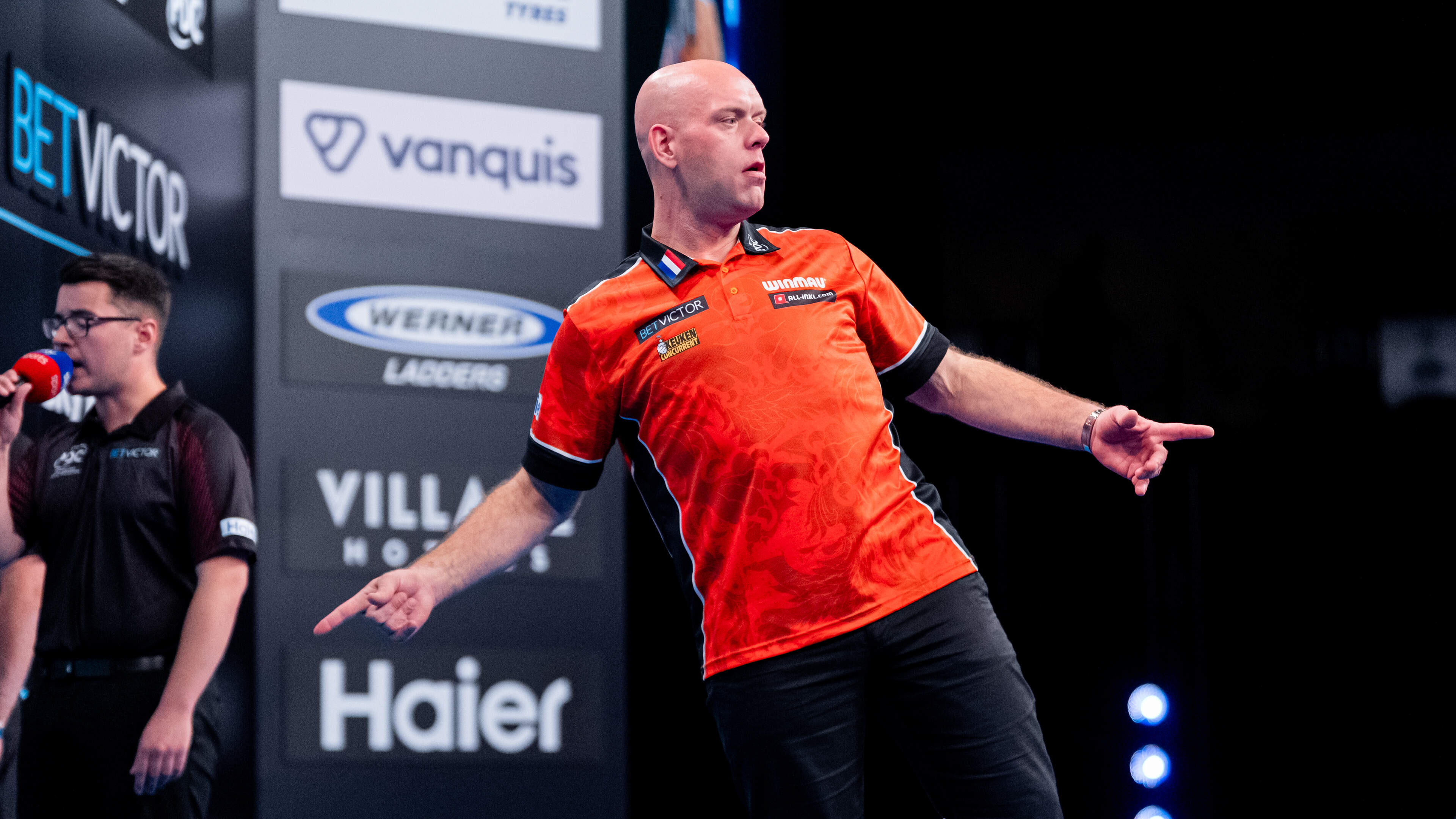 Michael van Gerwen en Gian van Veen zien wereldtitel in rook opgaan en verliezen met ruime cijfers van topfavoriet Engeland