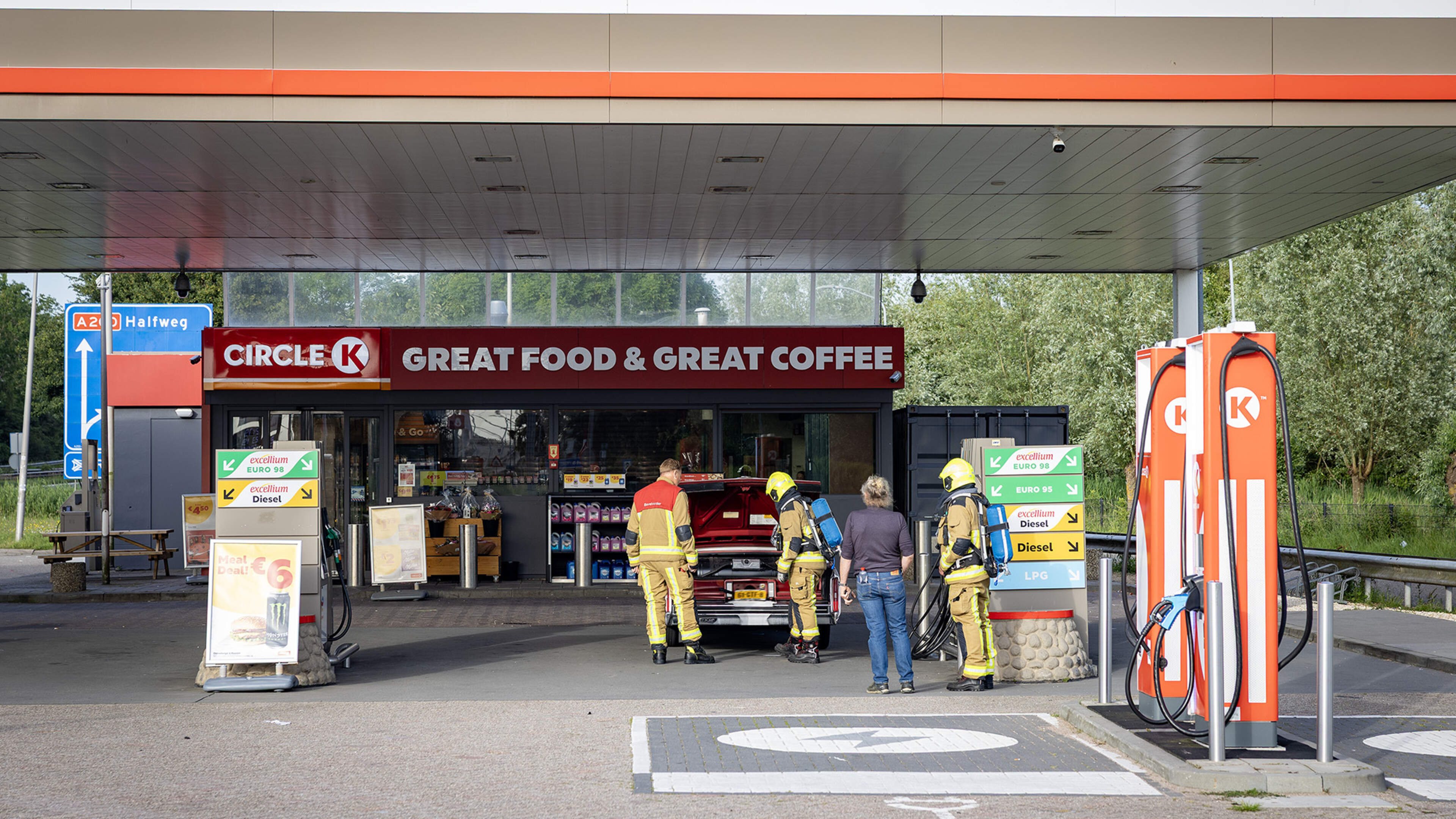 Tankstation langs A200 in Haarlem tijdelijk afgesloten na lekkende auto