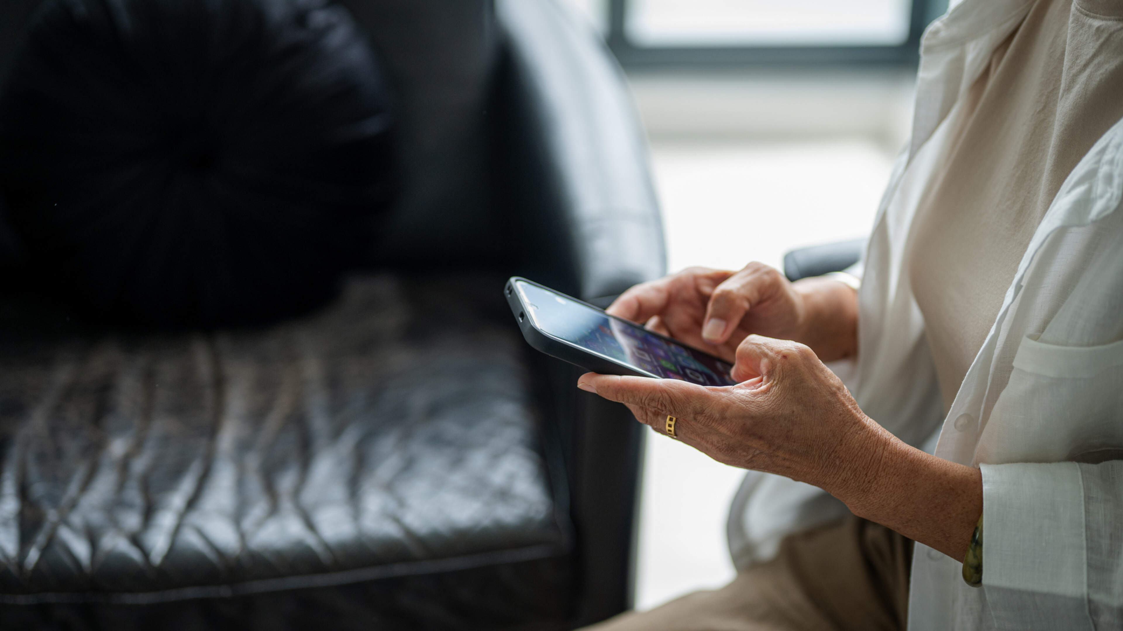 Weduwe raakt pensioengeld kwijt door bankfraude via telefoon, Knab moet haar bijna ton betalen