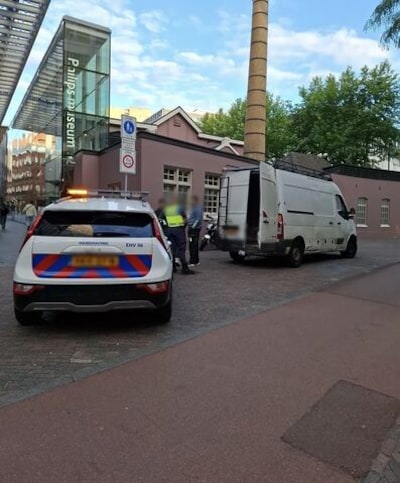 Handhavers in Eindhoven bijna geschept door busje: bestuurder blijkt zonder rijbewijs en verzekering te rijden