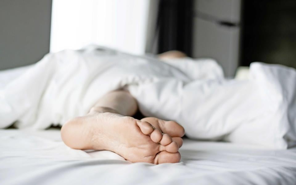 Slecht geslapen door de warmte? Zo kom je de komende plaknacht door