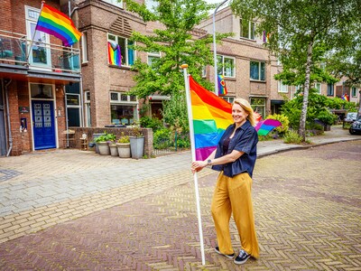 Moeder schrikt van dreigbrief om regenboogvlag van haar zoon (11), maar krijgt steun uit de hele straat
