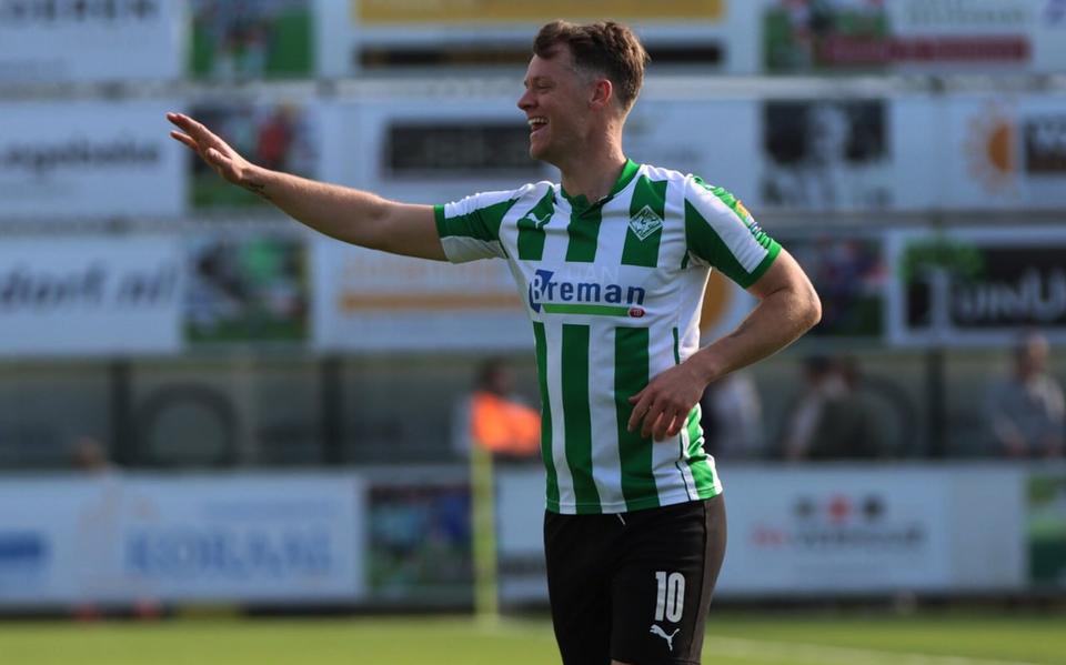 Overschrijvingen voetbalamateurs. Veel veranderingen bij ACV, Twedo baken van rust en Groen Geel kan de bloemen alvast bestellen