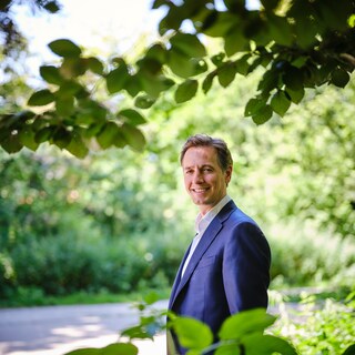 Europa loopt enorm achter in de AI-revolutie, vindt Volt-leider Laurens Dassen: ‘Wij hebben niet de tijd hier nog een paar jaar over te discussiëren’