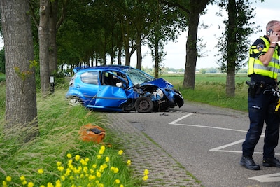 Auto botst op boom op kruising in Wijhe