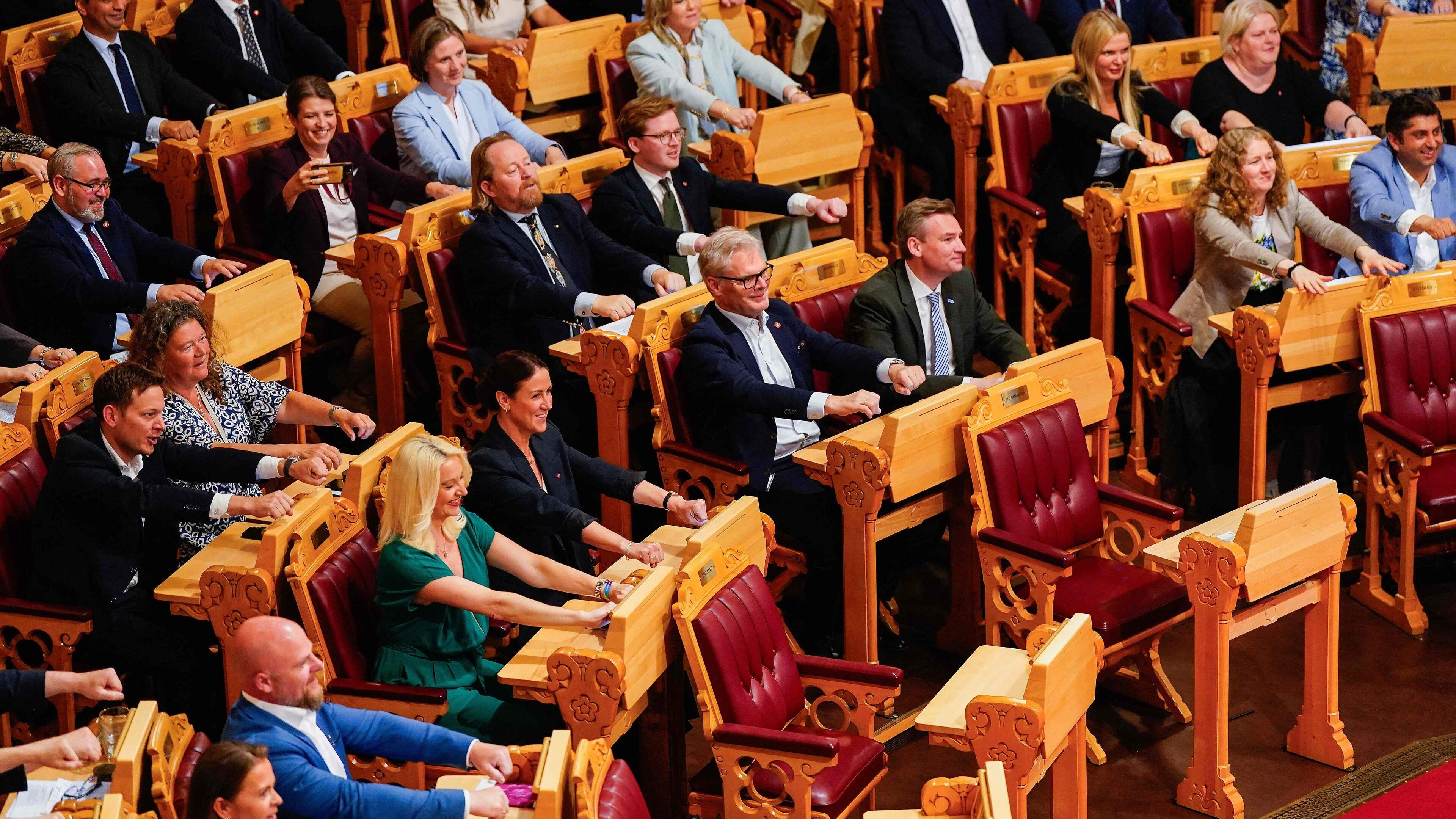 Héérlijke beelden: Noors parlement roeit mee met WK-supporters