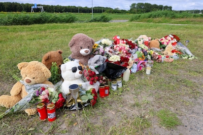 Knuffels en bloemen op plek van drama in Almere: jongen (14) komt om het leven
