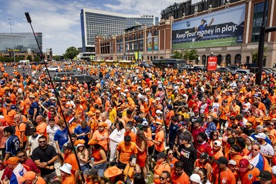 LIVE WK voetbal | Sfeer zit er goed in bij supporters Oranje tijdens fanwalk, bekijk vermoedelijke opstelling