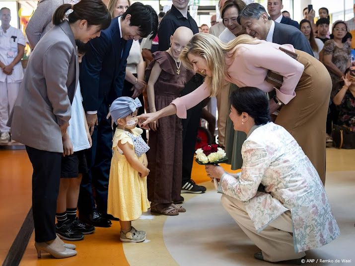 Koningspaar en Japans keizerspaar bezoeken zieke kinderen