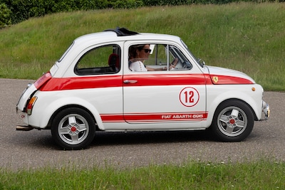 ‘Bon voyage!’: 52 klassieke auto’s vertrekken vanaf het Kasteelplein in Deurne voor een tocht van 200 kilometer