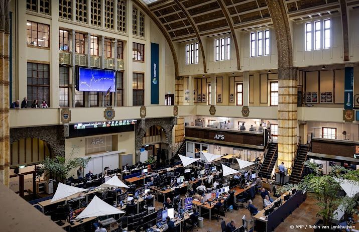 AEX licht hoger, olieprijzen blijven dalen na vredesakkoord