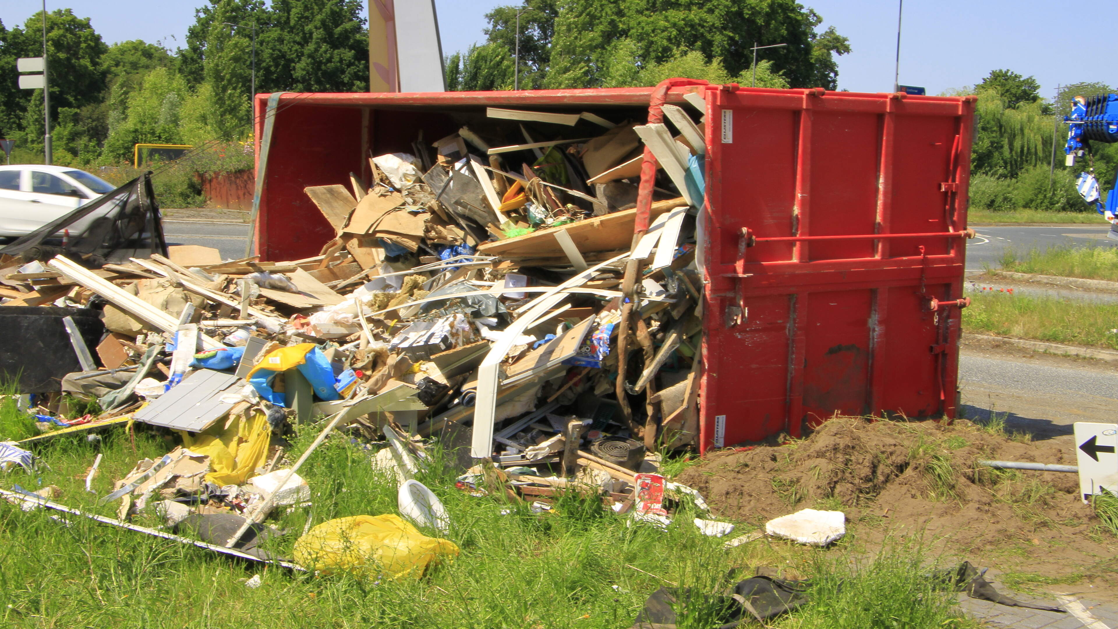 Container met afval valt van vrachtwagen in Weert
