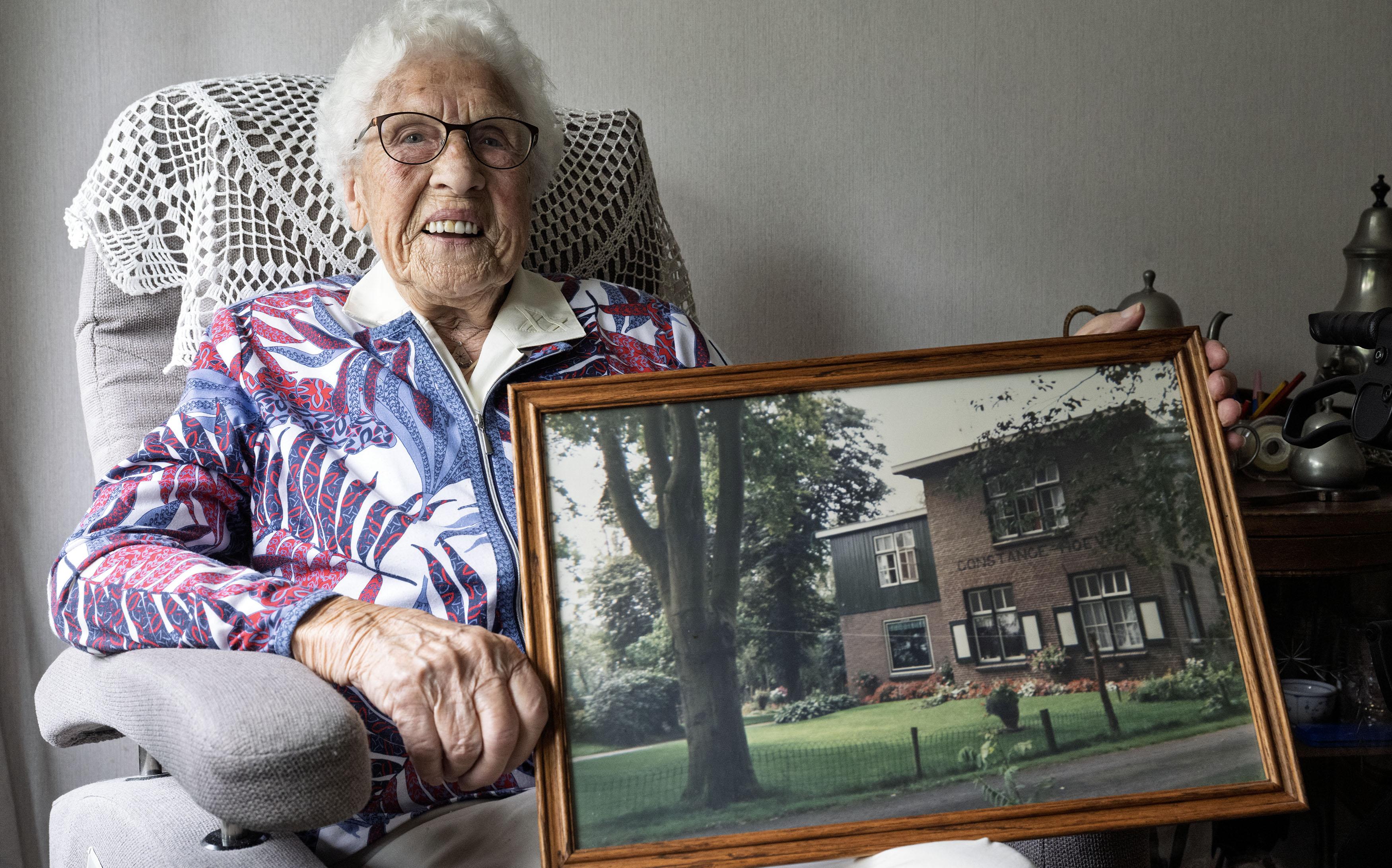 Dina uit Westerbork wordt 100: ‘Gewoon blijven ademen, als je daarmee stopt is het over’