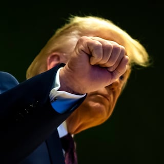 Donald Trump viert zijn 80ste verjaardag als een Amerikaanse keizer binnen zijn eigen colosseum