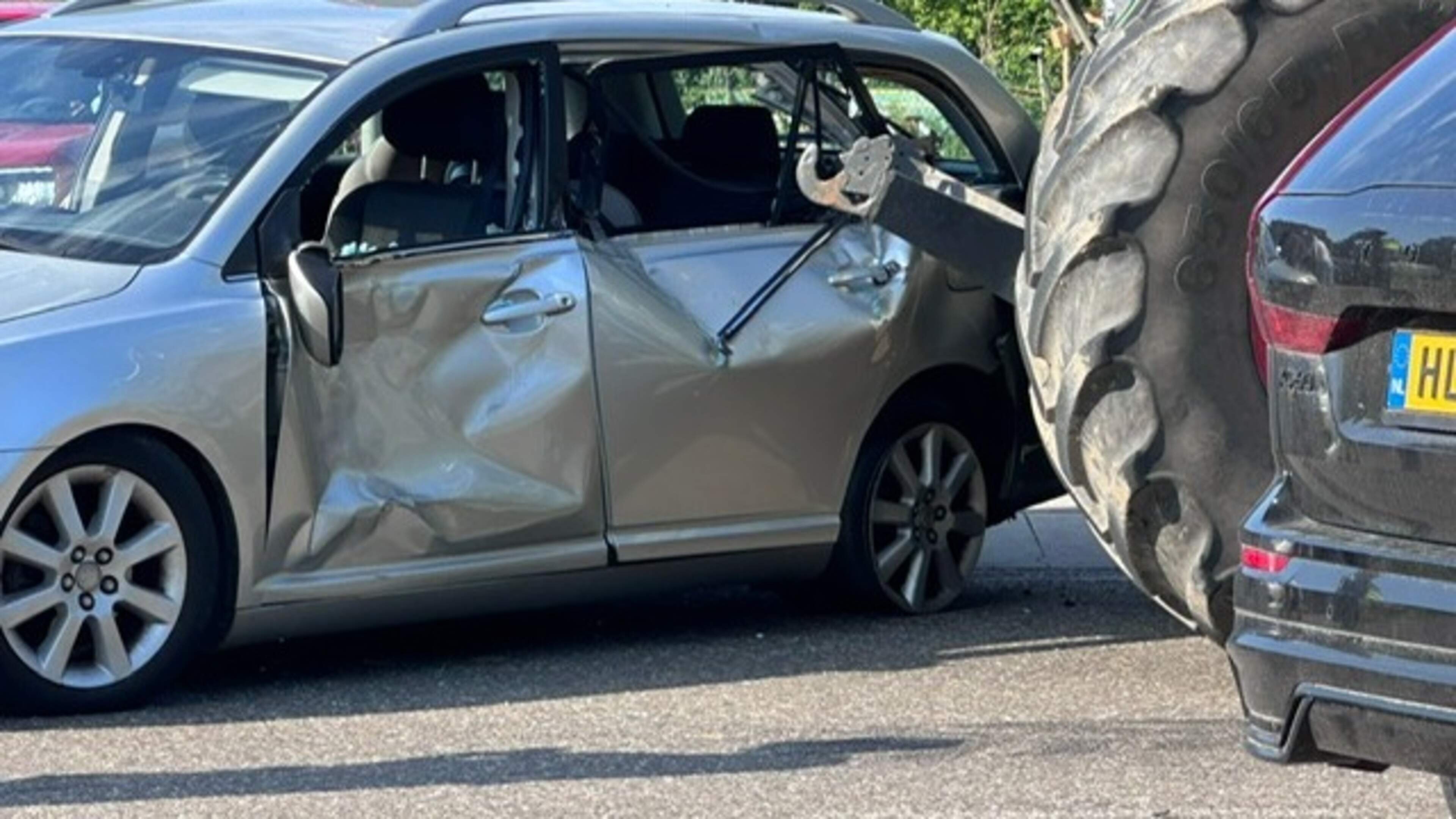 Tractor botst met auto in Nuth, flinke schade