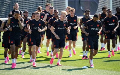 Oranje traint met twee jarigen in heet Kansas voor WK-duel met Zweden