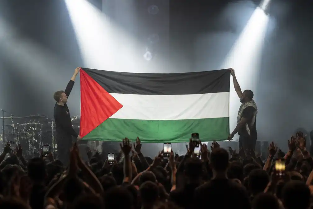 Singapore weert Massive Attack na Palestijnse vlag en leuze tijdens optreden
