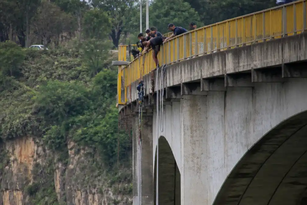 Drie bungeejumpinstructeurs aangeklaagd voor doodslag na dodelijke val Braziliaanse