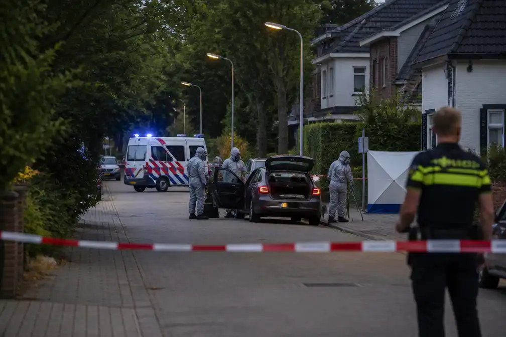 Tientallen woningen in Bilthoven ontruimd om verdachte auto met stoffen