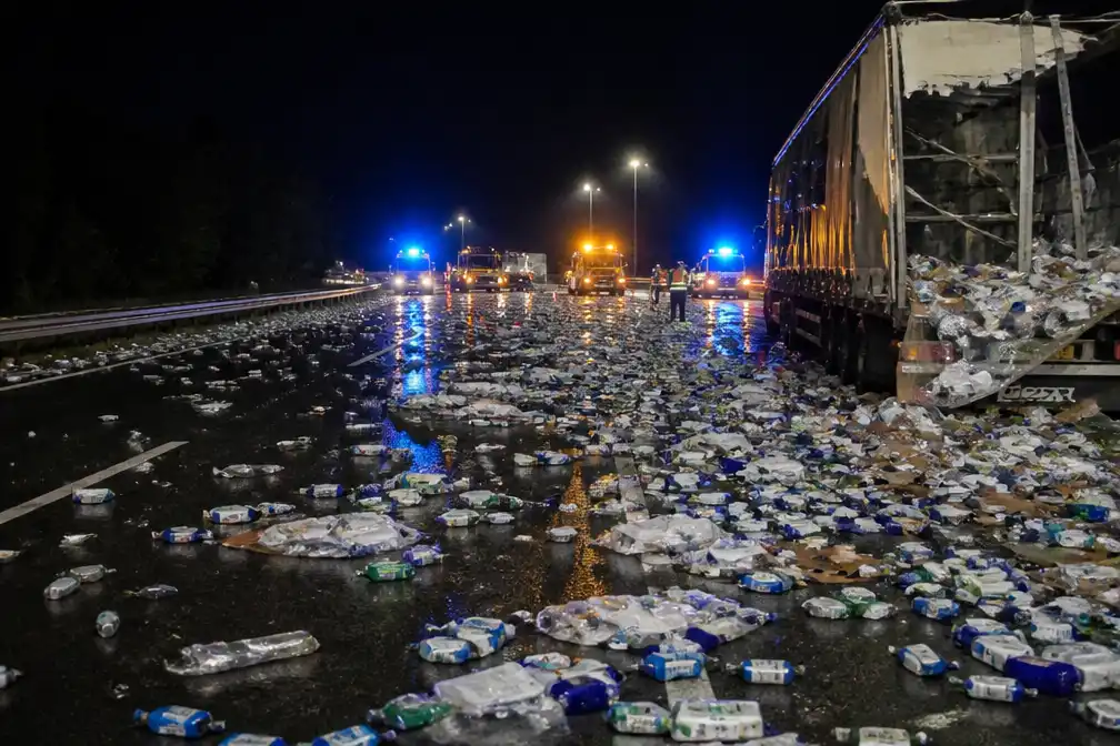 A2 bij Ittervoort uren dicht na botsing vrachtwagens, weg bezaaid met toiletartikelen