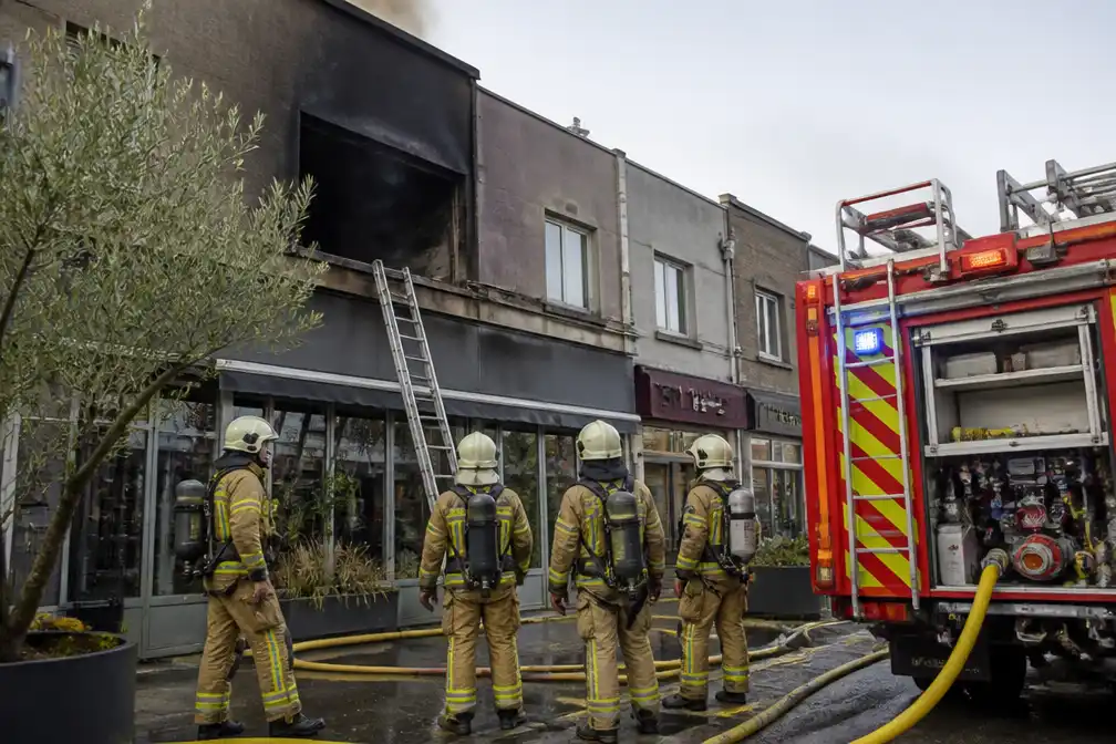 Drie gewonden, 23-jarige in levensgevaar bij brand in Ekeren