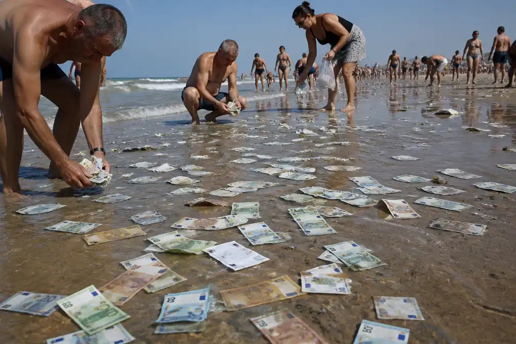 Honderdduizenden euro's spoelen aan op Siciliaans strand, chaos ontstaat