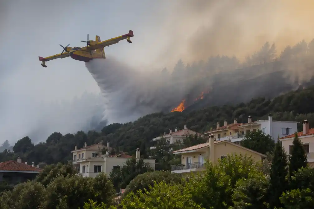 Griekse natuurbranden breiden uit bij Athene en op Kefalonia, 12.000 hectare getroffen