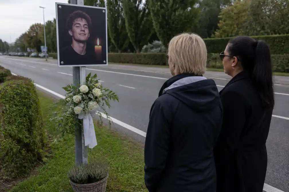 Herdenkingsbord voor doodgereden Francis (16) onthuld op plek ongeval