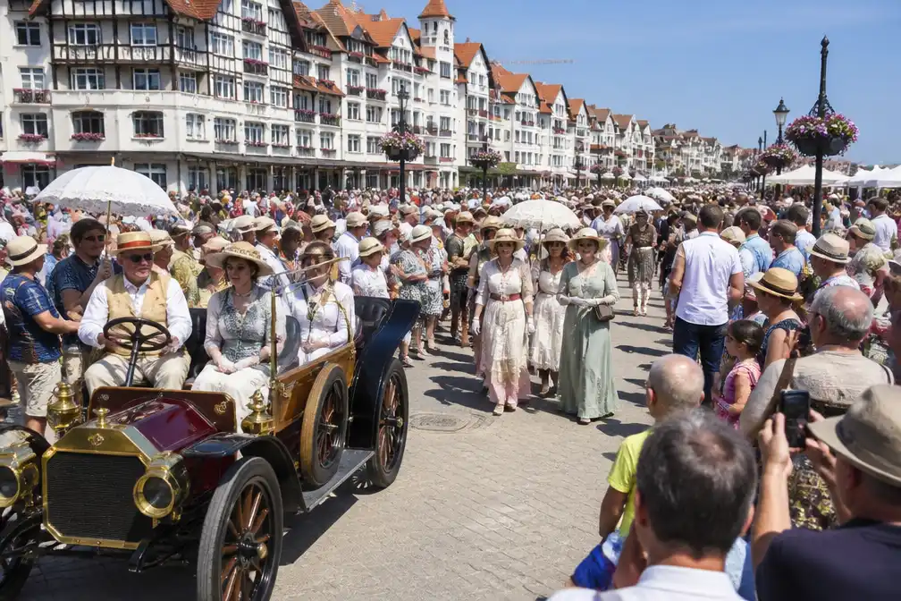Tienduizenden bezoekers bij zonnige Belle Époque-editie van Trammelant in De Haan