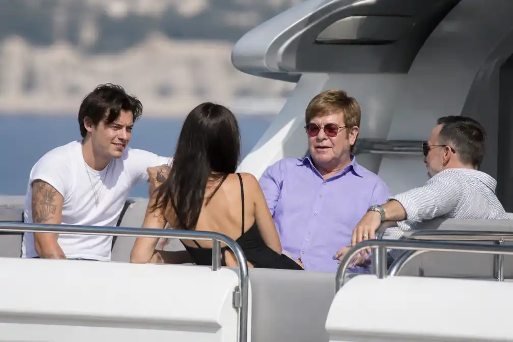 Brooklyn Beckham en Nicola Peltz Beckham te gast op jacht Elton John in Nice